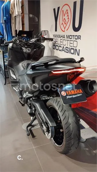 Yamaha TMAX – Vista 19