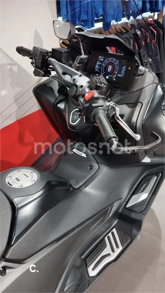 Yamaha TMAX – Vista 5