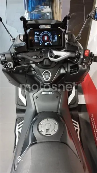 Yamaha TMAX – Vista 8