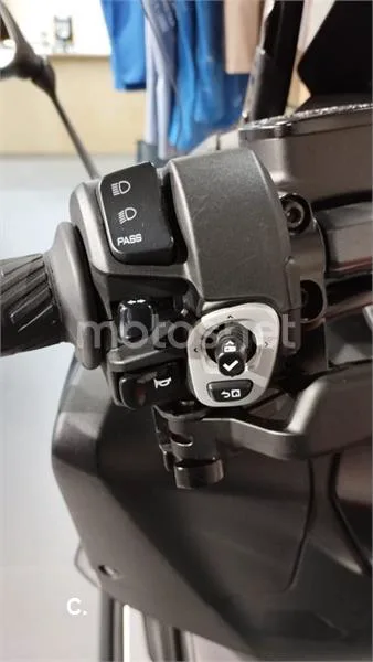 Yamaha TMAX – Vista 9