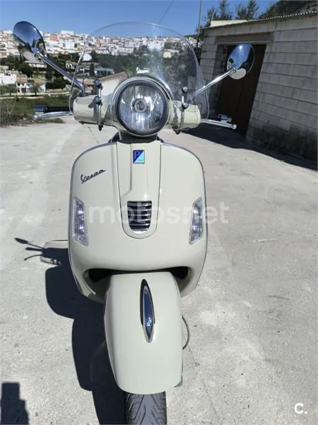 Vespa GTS SuperSport 300 – Vista 7