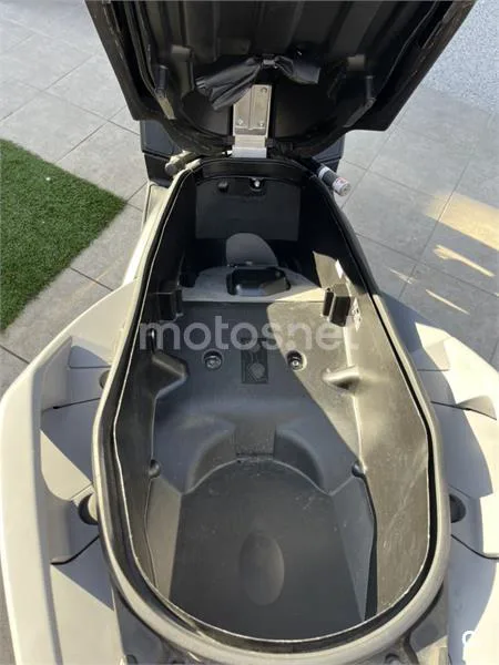 Yamaha XMAX 300 – Vista 4