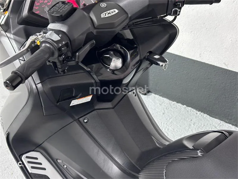 Yamaha TMAX 530 – Vista 18