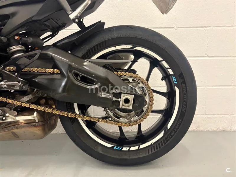 Yamaha R1 – Vista 12