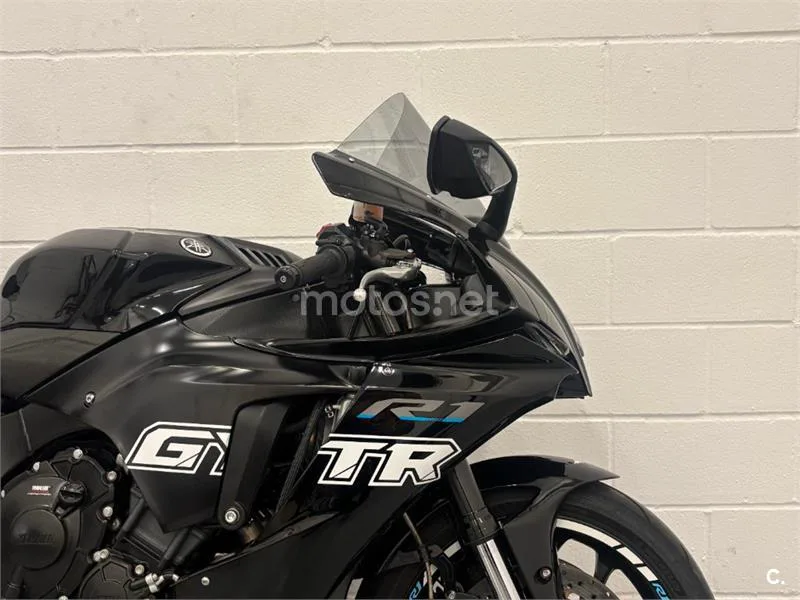 Yamaha R1 – Vista 15