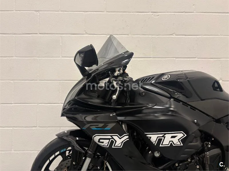 Yamaha R1 – Vista 16