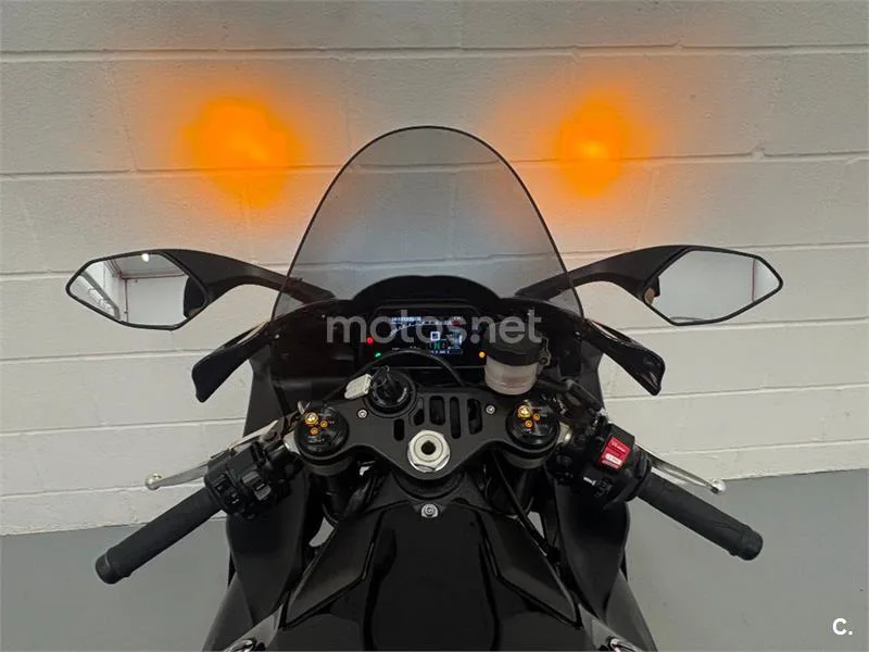 Yamaha R1 – Vista 18