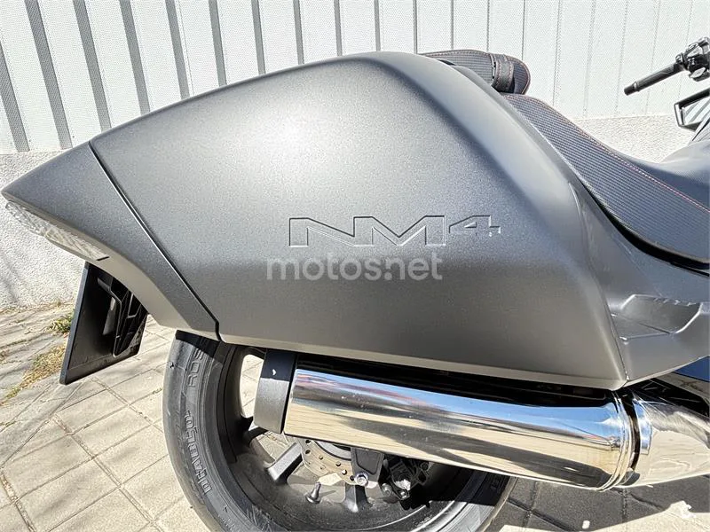 Honda NM4 Vultus – Vista 12