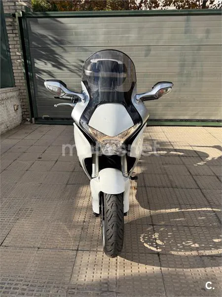 Honda VFR 1200 F DCT – Vista 11