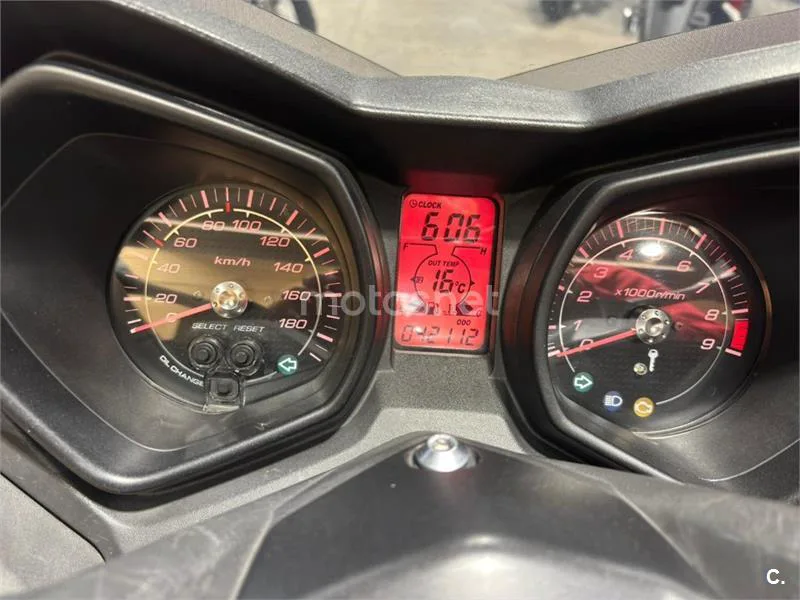 Yamaha XMAX 400 – Vista 8