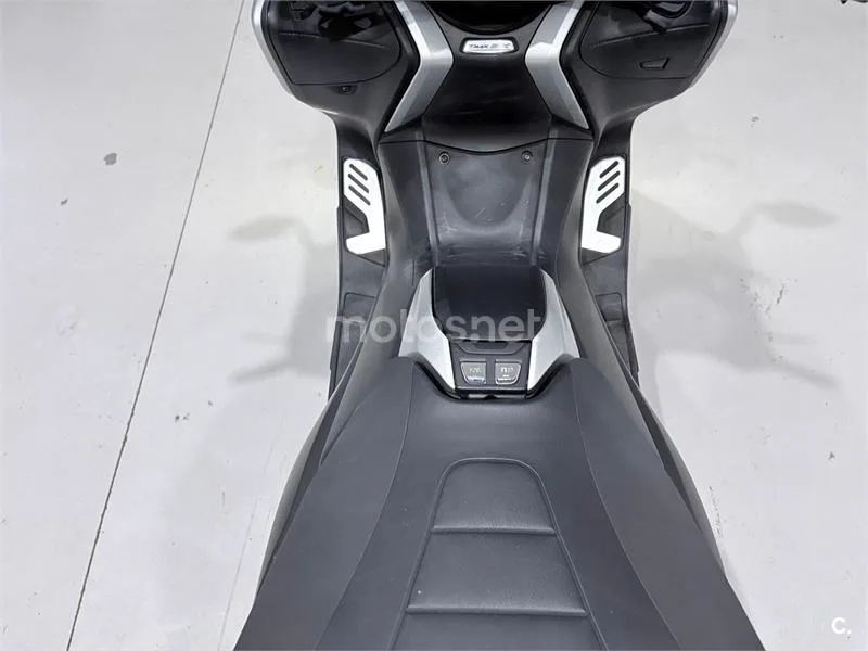 Yamaha TMAX – Vista 11
