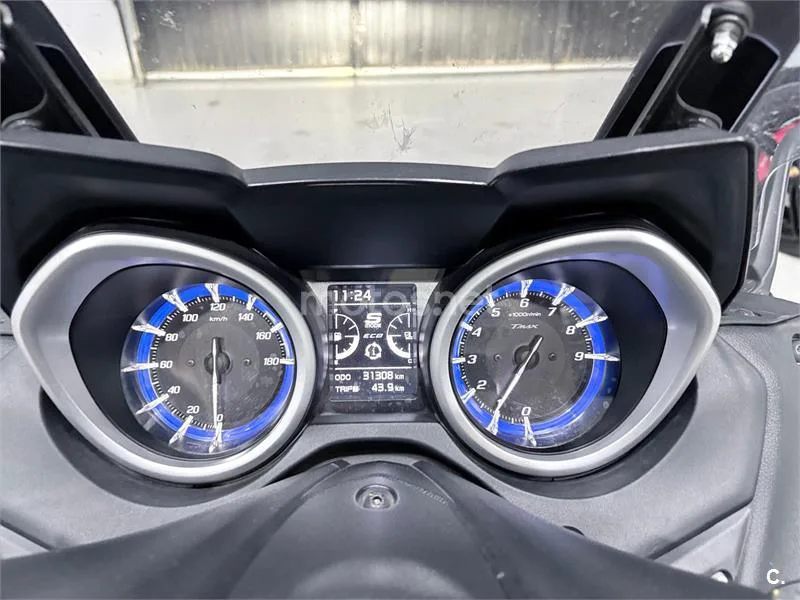 Yamaha TMAX – Vista 15