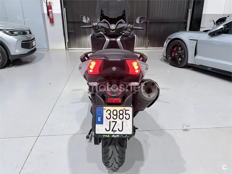 Yamaha TMAX – Vista 16
