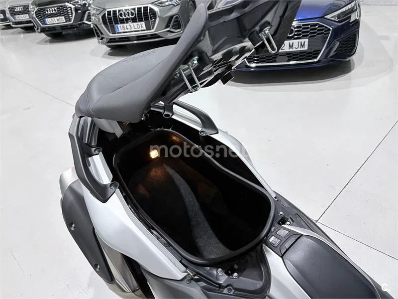 Yamaha TMAX – Vista 6