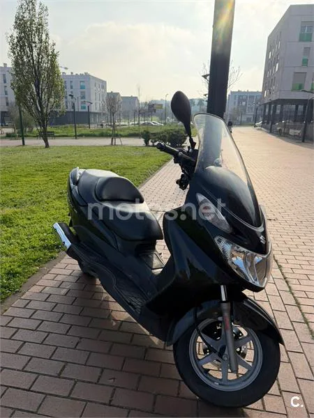 Suzuki BURGMAN 125 – Vista 6