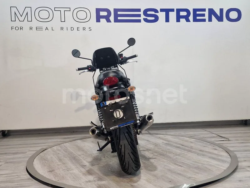 Triumph Street Twin – Vista 9