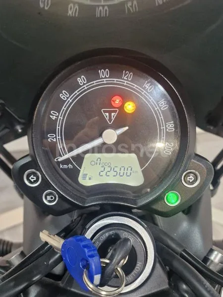 Triumph Street Twin – Vista 10