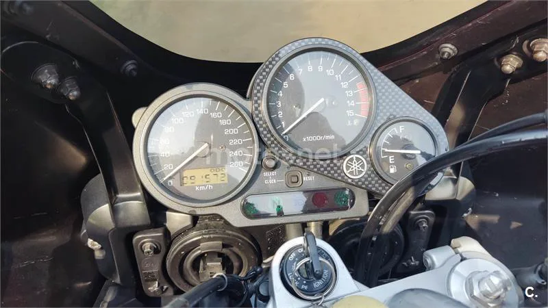 Yamaha FZS 600 Fazer – Vista 11