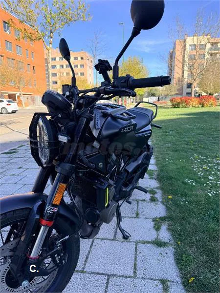 Husqvarna Svartpilen 401 – Vista 10