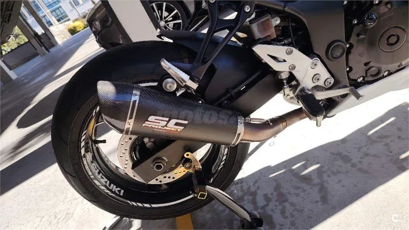 Suzuki GSR 750 – Vista 4