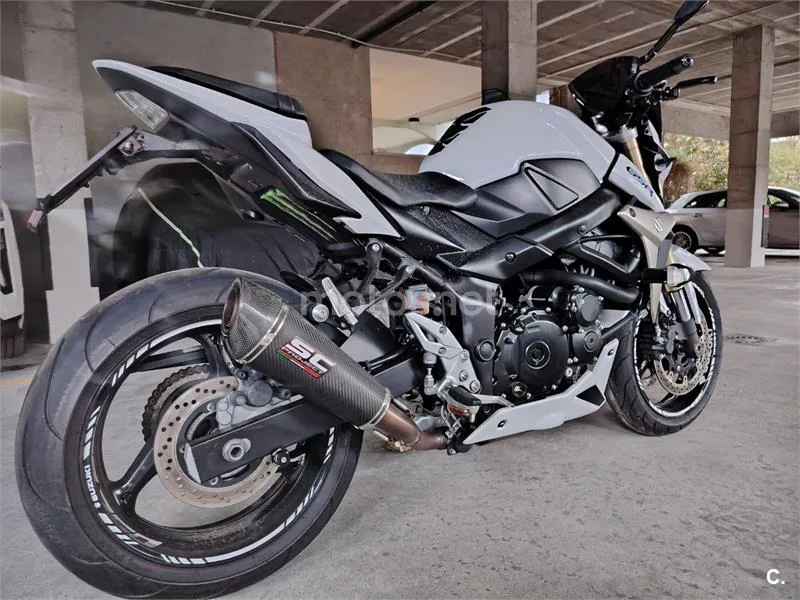 Suzuki GSR 750 – Vista 8
