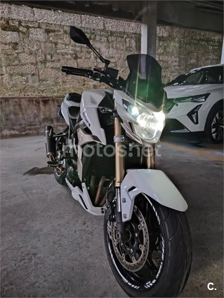 Suzuki GSR 750 – Vista 9