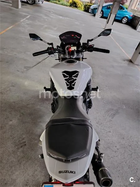 Suzuki GSR 750 – Vista 10