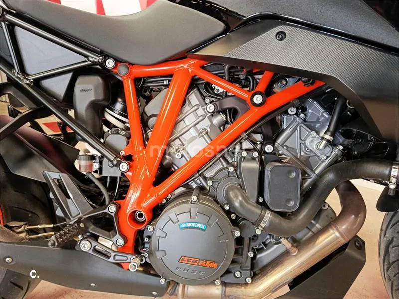 KTM 1290 Super Duke GT – Vista 11