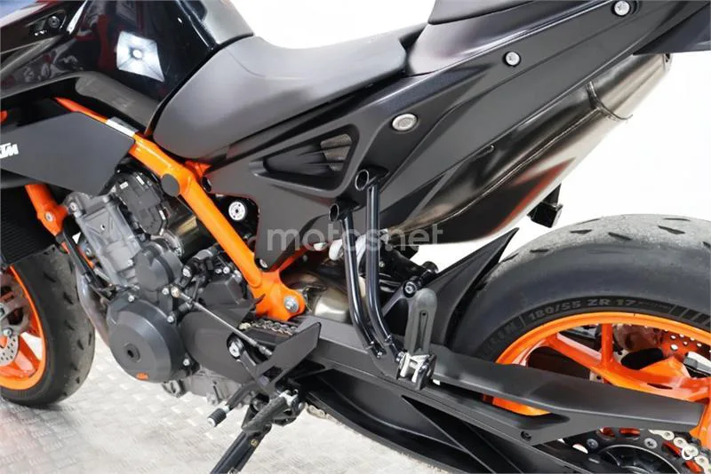 KTM 890 – Vista 13