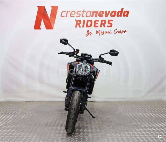 KTM 890 – Vista 4