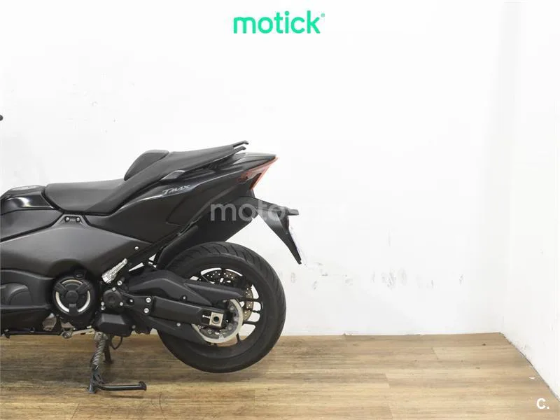 Yamaha TMAX – Vista 9