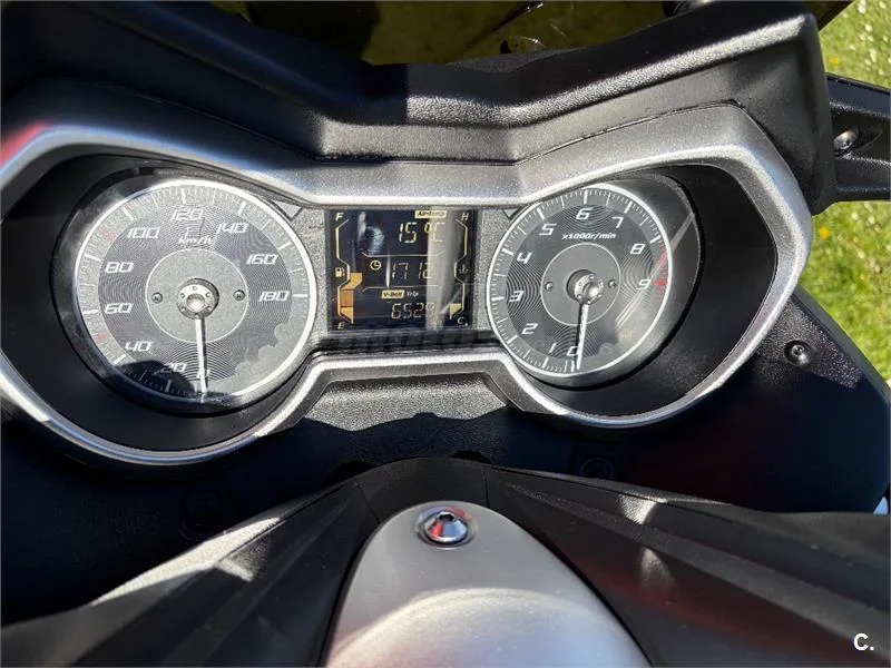 Yamaha XMAX 400 – Vista 11