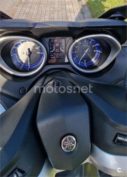 Yamaha TMAX – Vista 4