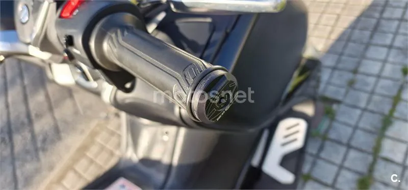 Yamaha TMAX – Vista 9