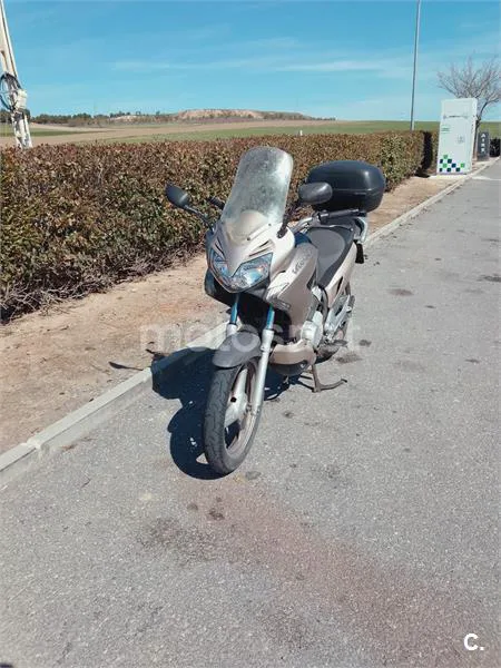 Honda XL 125V Varadero Deluxe – Vista 3