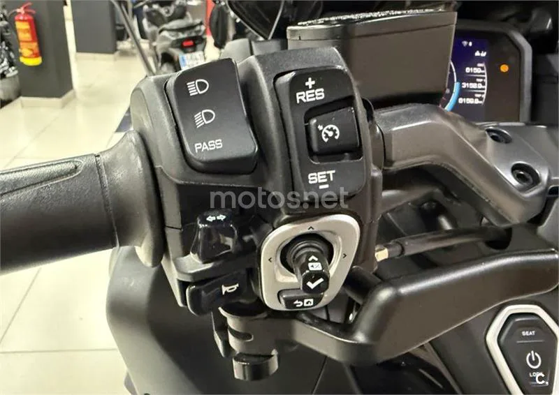 Yamaha TMAX – Vista 4