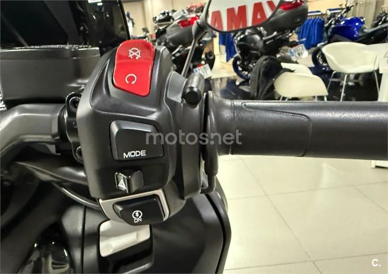Yamaha TMAX – Vista 5