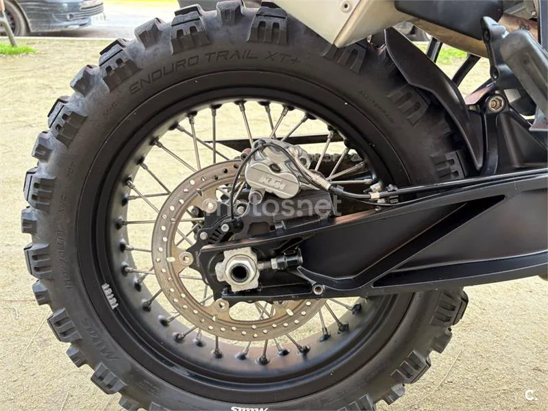 KTM 890 – Vista 12