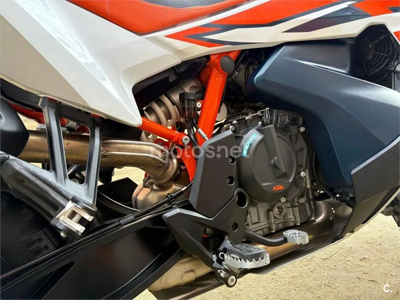 KTM 890 – Vista 14