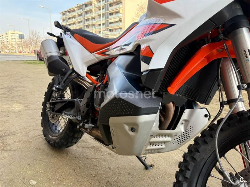 KTM 890 – Vista 15