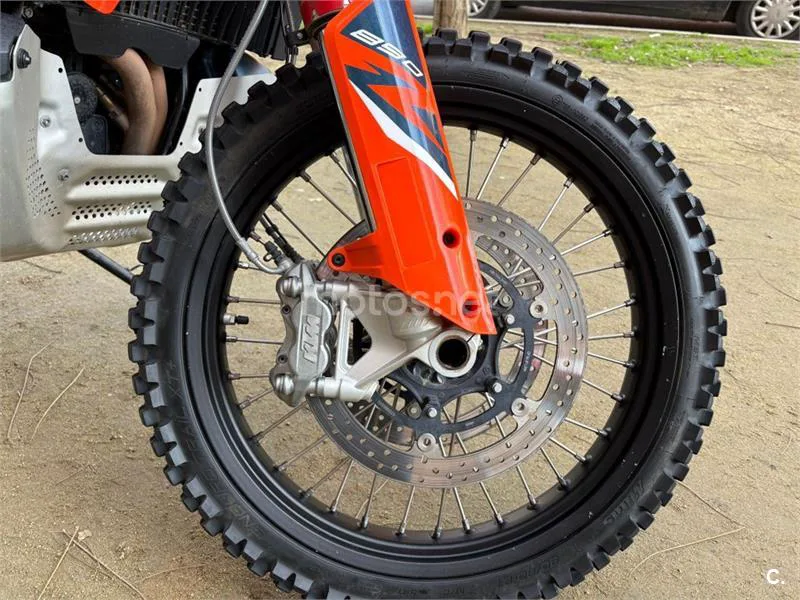 KTM 890 – Vista 16