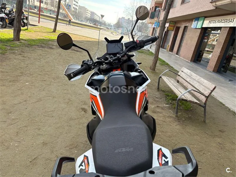 KTM 890 – Vista 17