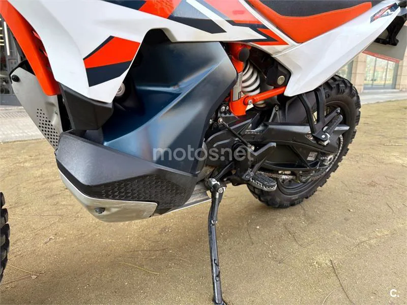 KTM 890 – Vista 6