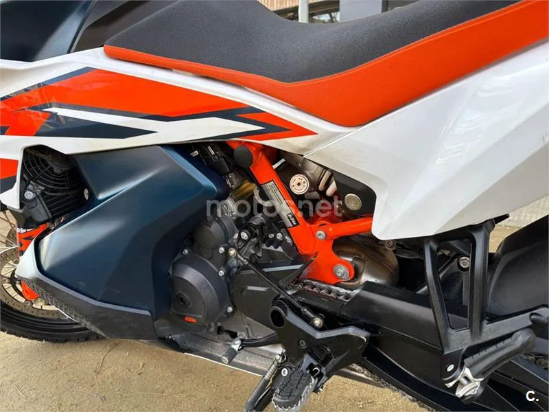 KTM 890 – Vista 7