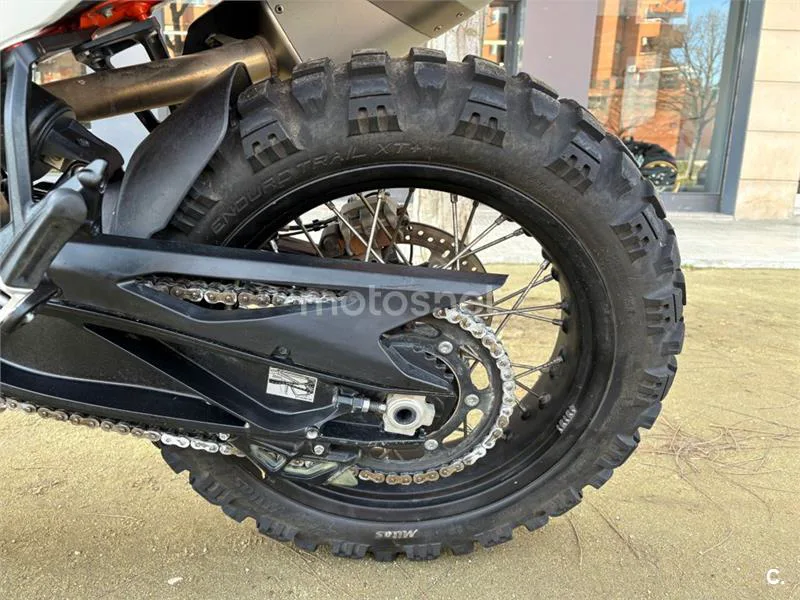 KTM 890 – Vista 8