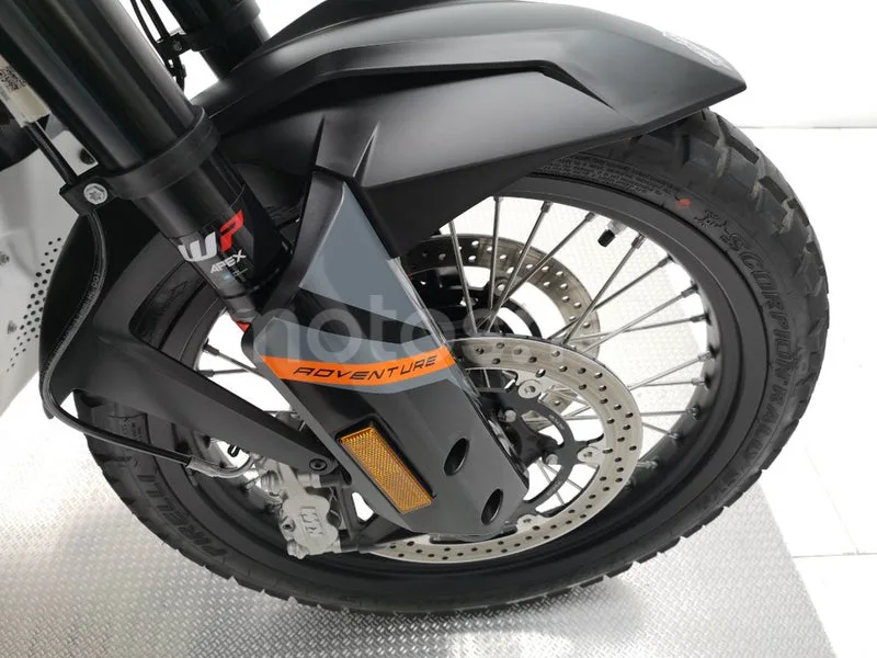 KTM 890 – Vista 11