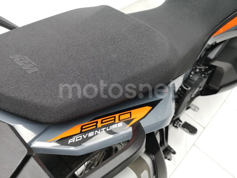 KTM 890 – Vista 12
