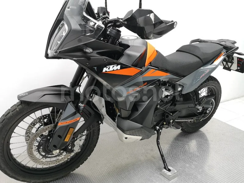 KTM 890 – Vista 14