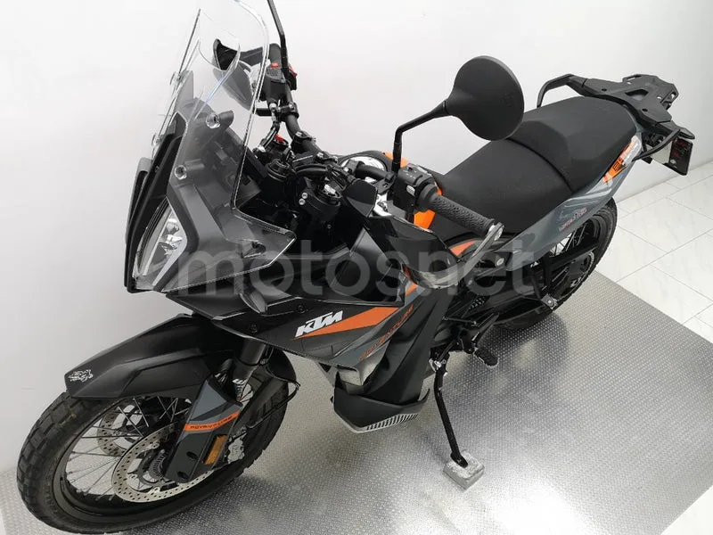 KTM 890 – Vista 15