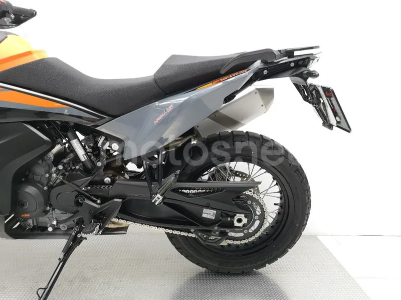 KTM 890 – Vista 17